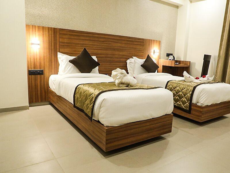 Kyriad Hotel Solapur By Othpl מראה חיצוני תמונה