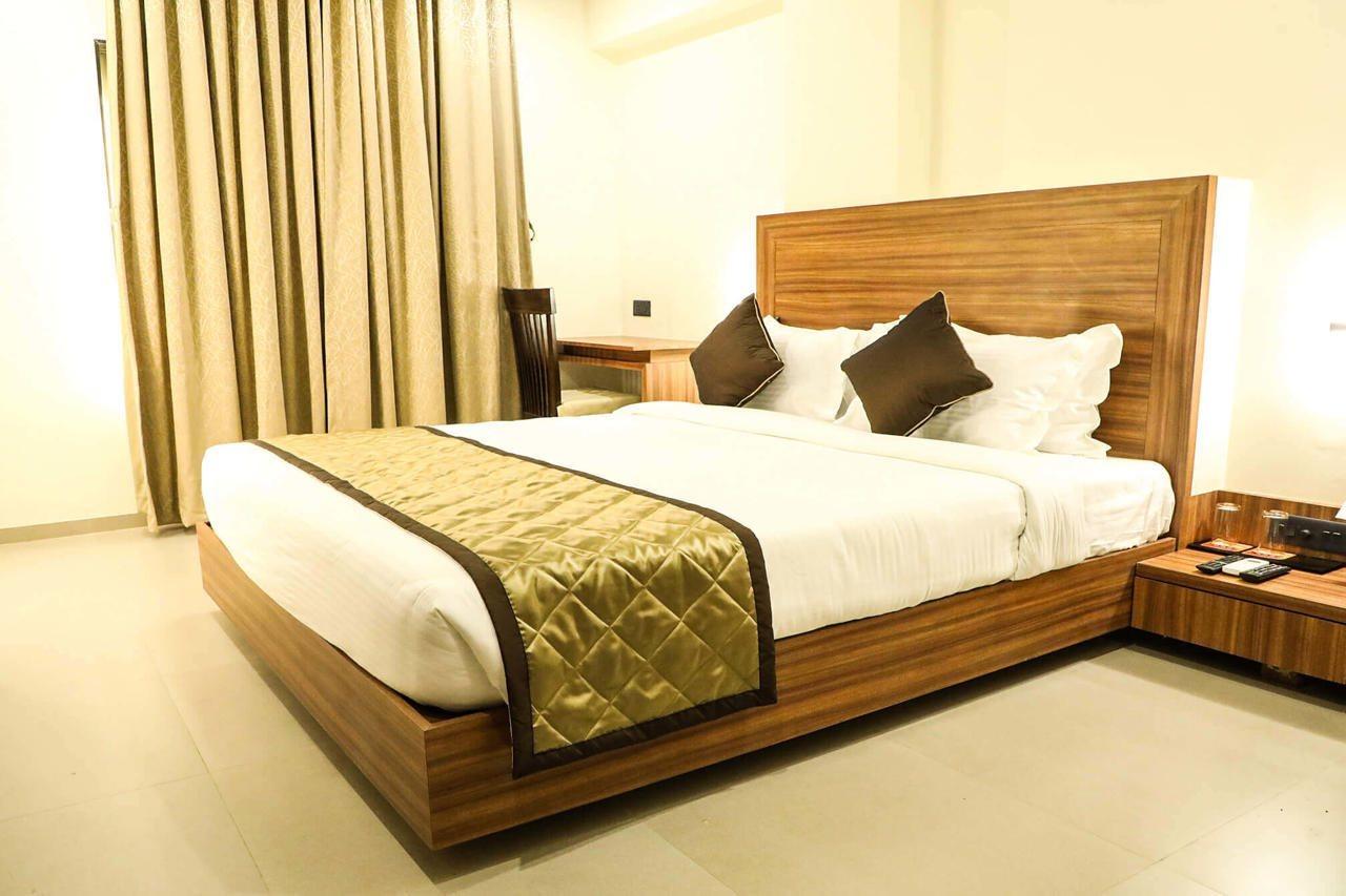 Kyriad Hotel Solapur By Othpl מראה חיצוני תמונה
