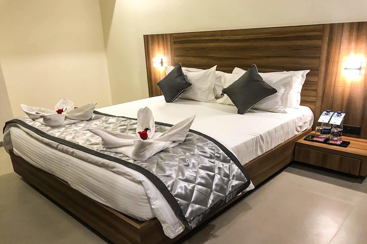 Kyriad Hotel Solapur By Othpl מראה חיצוני תמונה