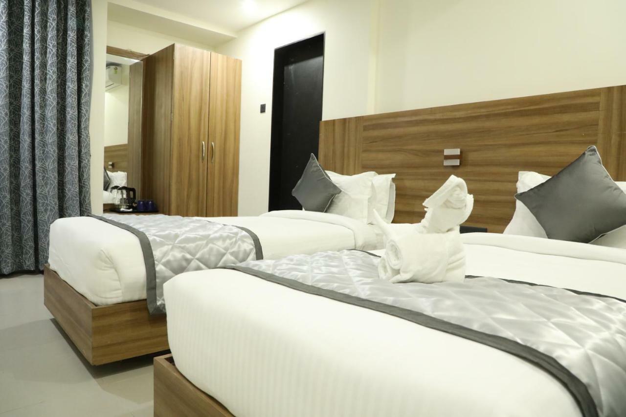 Kyriad Hotel Solapur By Othpl מראה חיצוני תמונה