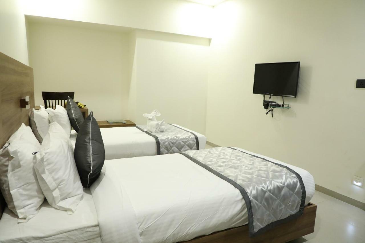 Kyriad Hotel Solapur By Othpl מראה חיצוני תמונה