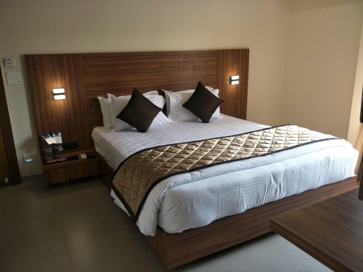 Kyriad Hotel Solapur By Othpl מראה חיצוני תמונה