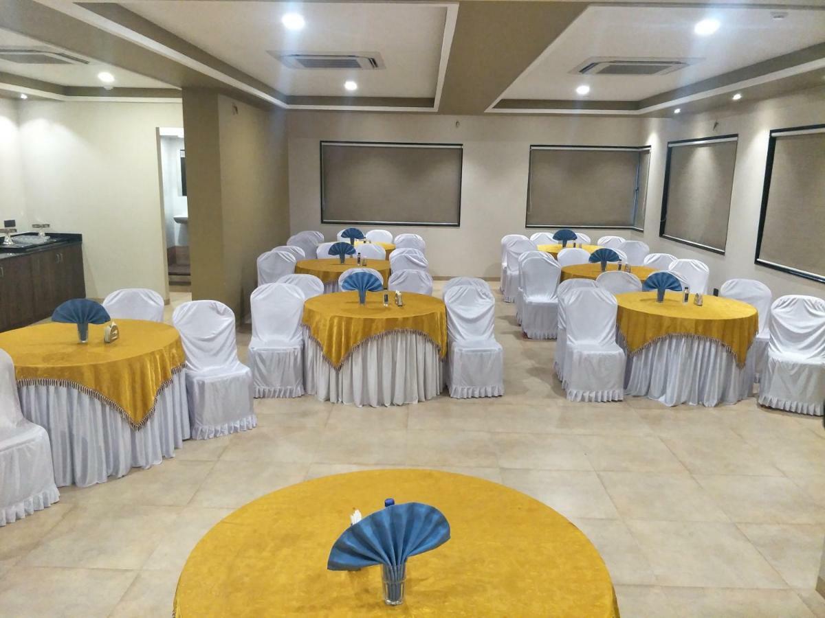 Kyriad Hotel Solapur By Othpl מראה חיצוני תמונה