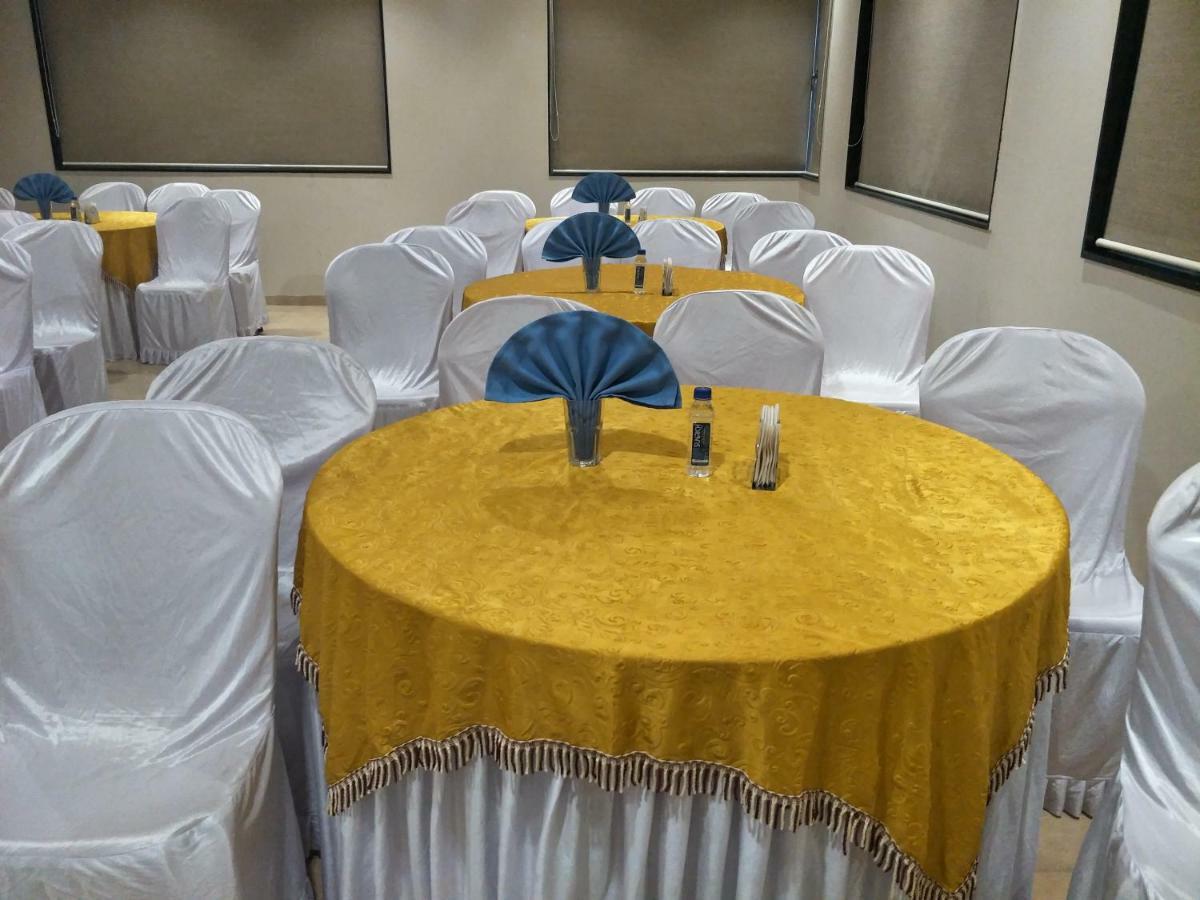 Kyriad Hotel Solapur By Othpl מראה חיצוני תמונה