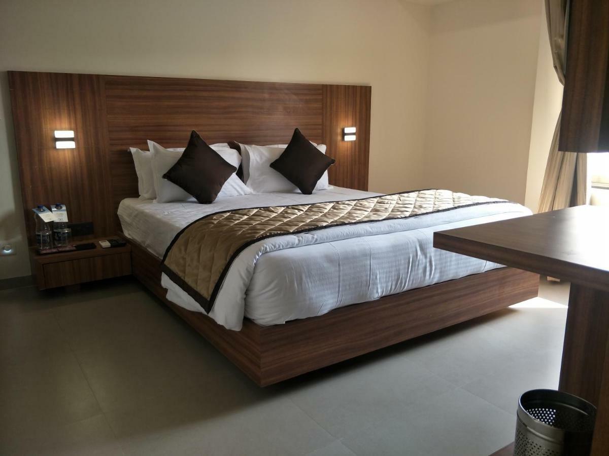 Kyriad Hotel Solapur By Othpl מראה חיצוני תמונה