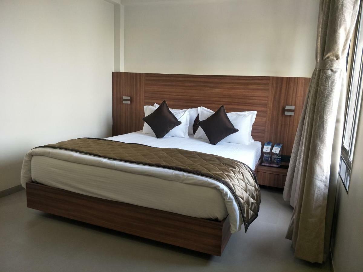 Kyriad Hotel Solapur By Othpl מראה חיצוני תמונה