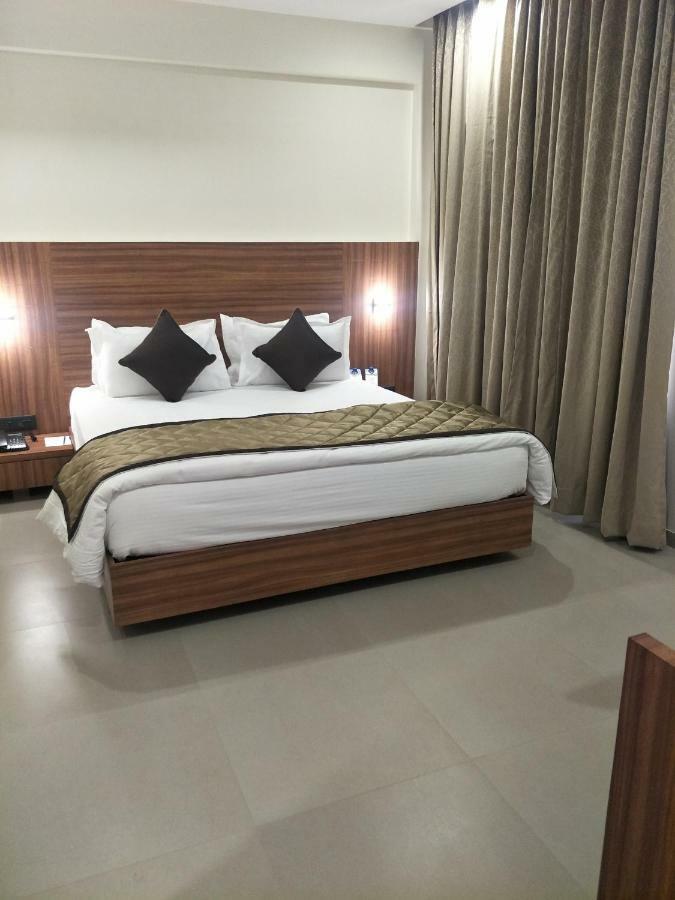 Kyriad Hotel Solapur By Othpl מראה חיצוני תמונה