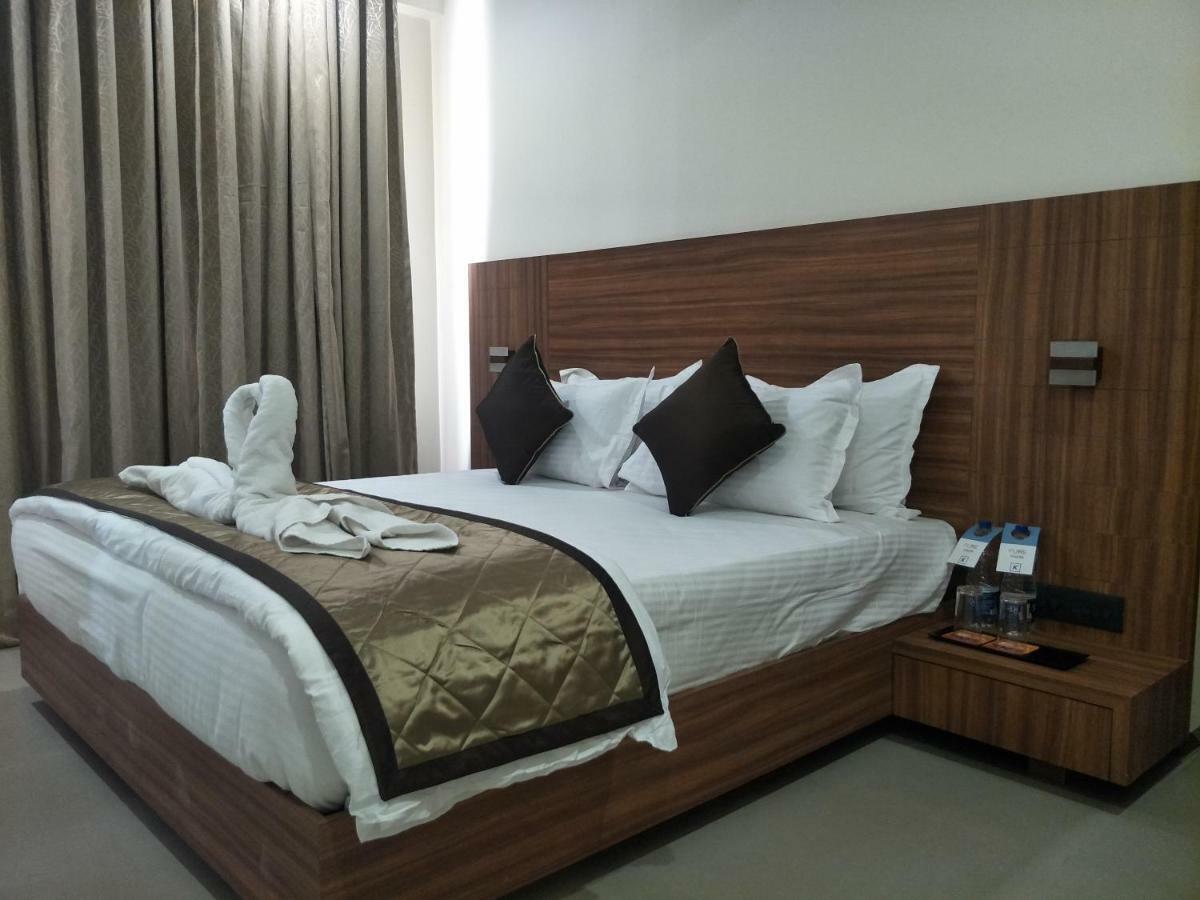 Kyriad Hotel Solapur By Othpl מראה חיצוני תמונה