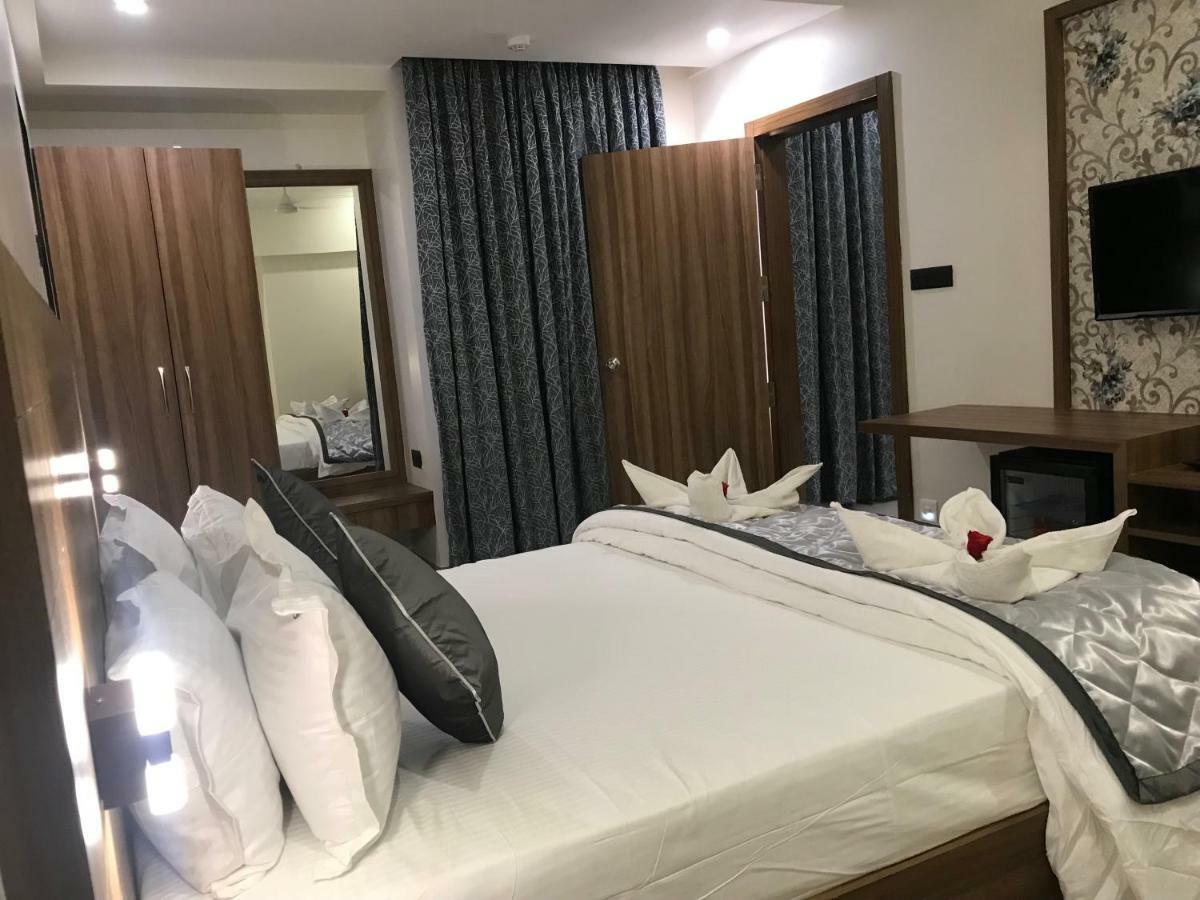Kyriad Hotel Solapur By Othpl מראה חיצוני תמונה