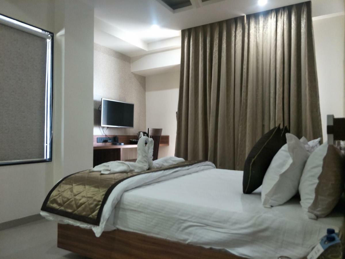 Kyriad Hotel Solapur By Othpl מראה חיצוני תמונה