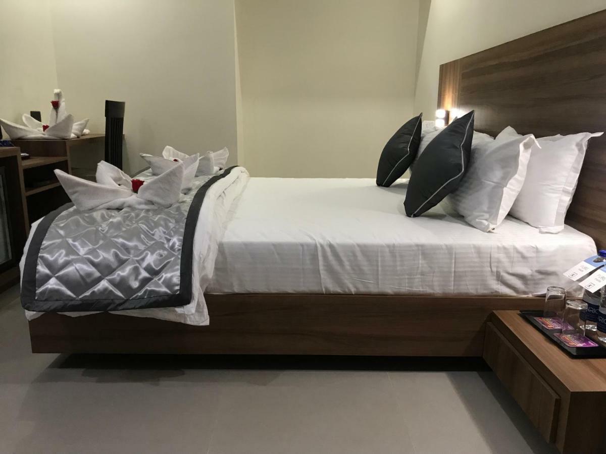 Kyriad Hotel Solapur By Othpl מראה חיצוני תמונה