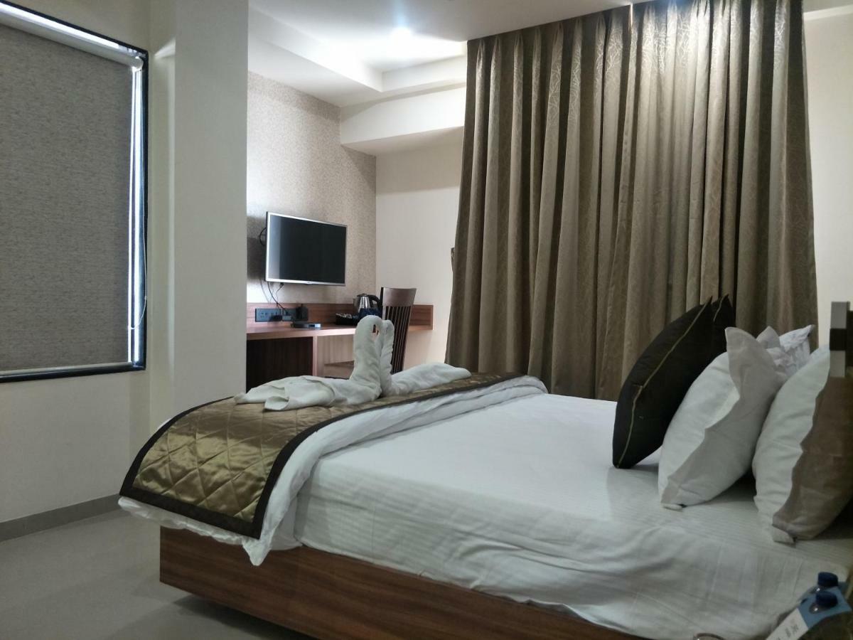 Kyriad Hotel Solapur By Othpl מראה חיצוני תמונה