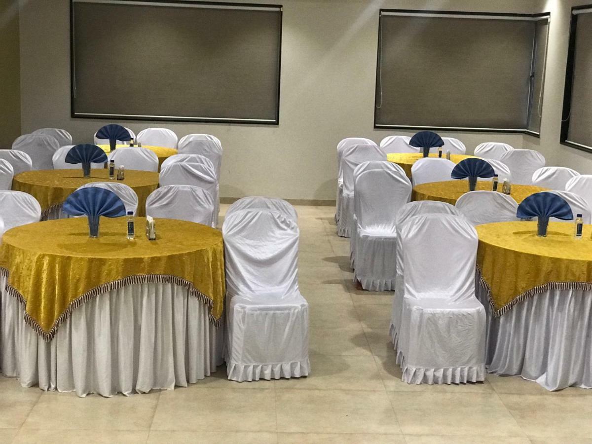 Kyriad Hotel Solapur By Othpl מראה חיצוני תמונה
