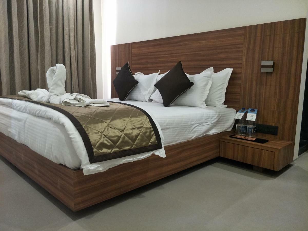 Kyriad Hotel Solapur By Othpl מראה חיצוני תמונה