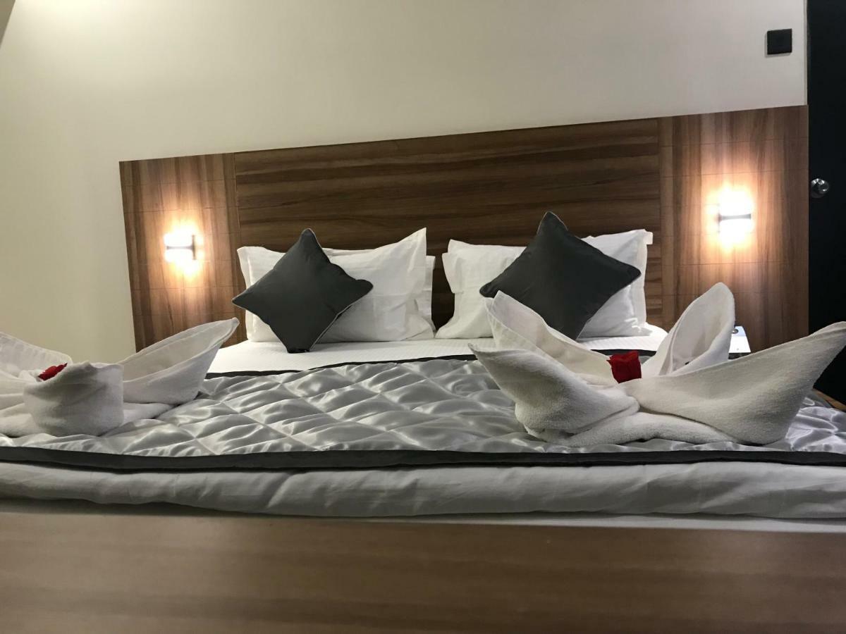 Kyriad Hotel Solapur By Othpl מראה חיצוני תמונה