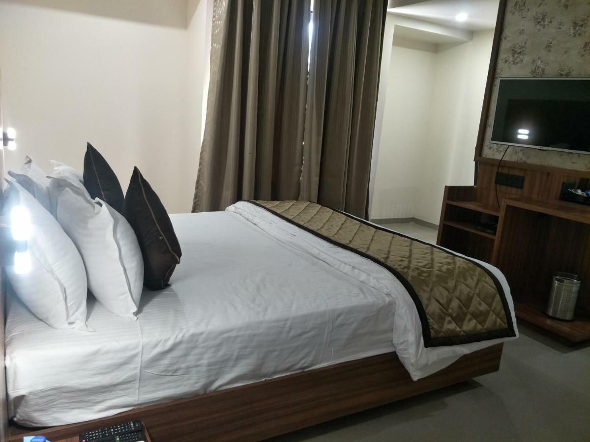 Kyriad Hotel Solapur By Othpl מראה חיצוני תמונה