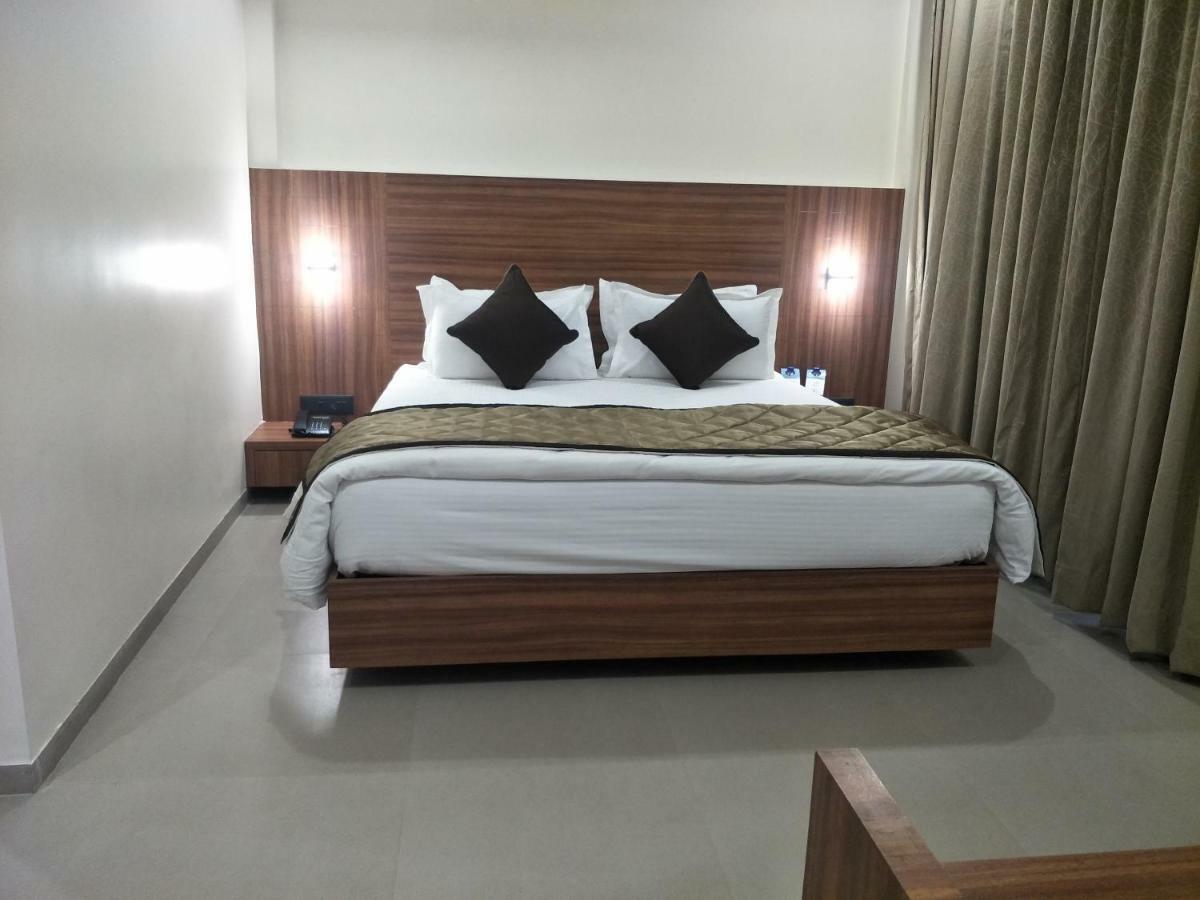 Kyriad Hotel Solapur By Othpl מראה חיצוני תמונה
