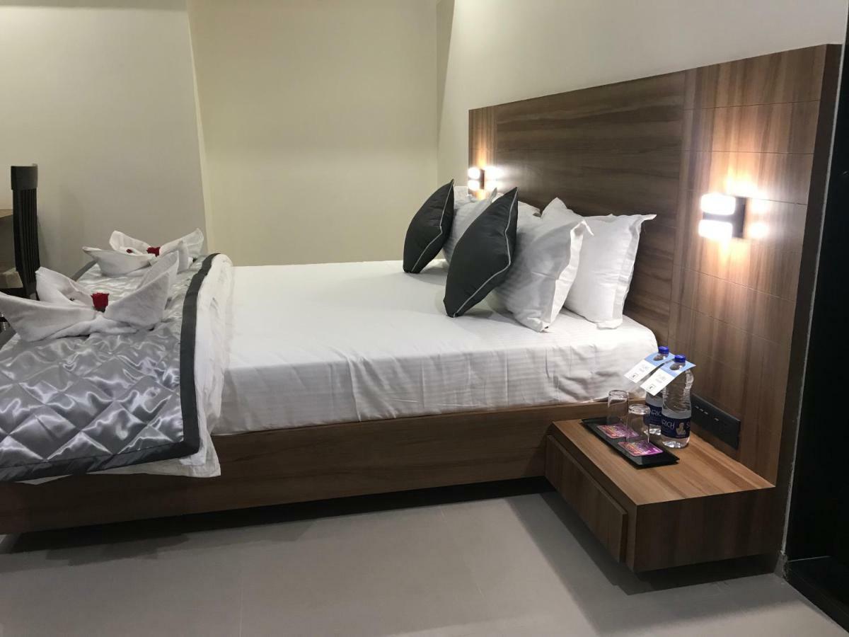 Kyriad Hotel Solapur By Othpl מראה חיצוני תמונה